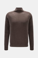 Frontale Nahaufnahme des taupefarbenen 04651/ A trip in a bag Mock Neck Pullover 'Foggy Mock' mit Stehkragen, Slim Fit, grobem Rippstrick aus weicher reiner Wolle.