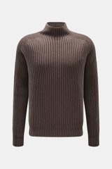 Frontale Nahaufnahme des taupefarbenen 04651/ A trip in a bag Mock Neck Pullover 'Foggy Mock' mit Stehkragen, Slim Fit, grobem Rippstrick aus weicher reiner Wolle.