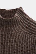 Nahaufnahme des taupefarbenen 04651/ A trip in a bag Mock Neck Pullover 'Foggy Mock' mit Stehkragen, grobem Rippstrickmuster aus reiner Wolle.