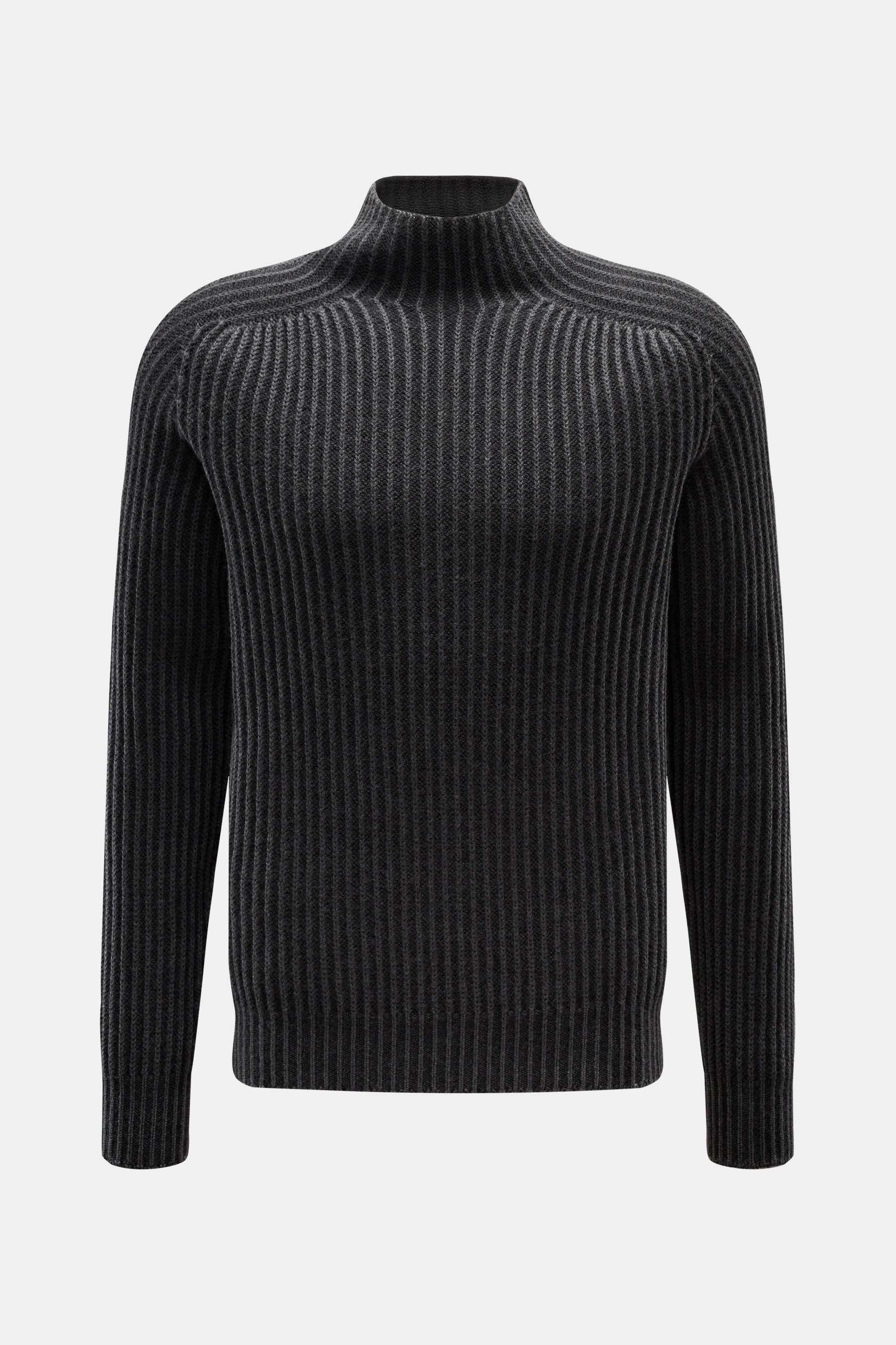04651/ A trip in a bag Mock Neck Pullover 'Foggy Mock' schwarz, frontal fotografiert, Slim Fit, reine Wolle, weicher Griff, grobes Rippstrickmuster, Stehkragen, garment dyed.