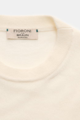 Fioroni Cashmere Rundhalspullover creme in Nahaufnahme, Slim Fit, feines Strickbild, weicher Baby-Cashmere, Rundhalsausschnitt, flexible Rippbündchen.