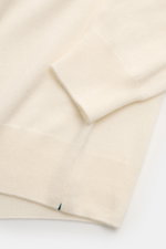 Fioroni Cashmere Rundhalspullover creme aus reiner Baby-Cashmere, feinem Strickbild, Slim Fit, weicher Griff, Rippbündchen, Detailansicht.