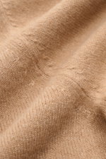 Close-up front view of the Fioroni Cashmere crew neck jumper camel, showcasing fine knit, soft texture, and ribbed bands. Luxury you can feel: This jumper by FIORONI embodies the best of Italian knitwear and has an exceptionally soft feel that comes from 