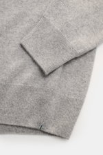 Close-up top-down view of the sleeve and hem of the Fioroni Cashmere crew neck jumper grey mottled, showcasing fine knit and flexible ribbed bands.

<p>Luxury you can feel: This jumper by FIORONI embodies the best of Italian knitwear and has an exceptiona