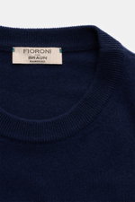 Close-up top-down view of Fioroni Cashmere crew neck jumper navy, showcasing fine knit, slim fit, pure baby cashmere, and flexible ribbed bands. Luxury you can feel: This jumper by FIORONI embodies the best of Italian knitwear and has an exceptionally sof