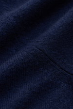 Close-up texture view of the Fioroni Cashmere crew neck jumper navy showing fine knit, soft baby cashmere, and ribbed details from a macro perspective.

<p>Luxury you can feel: This jumper by FIORONI embodies the best of Italian knitwear and has an except