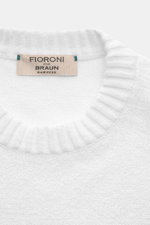 Fioroni Rundhalspullover weiß, Slim Fit, aus reiner Baumwolle mit weichem Griff, mittelfeinem Strickbild, Rundhalsausschnitt, flexible Rippbündchen, Nahaufnahme von oben.