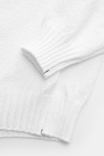 Fioroni Rundhalspullover weiß, Detailaufnahme von Ärmel und Saum, reine Baumwolle, weicher Griff, Slim Fit, mittelfeines Strickbild, flexible Rippbündchen, Rundhalsausschnitt.