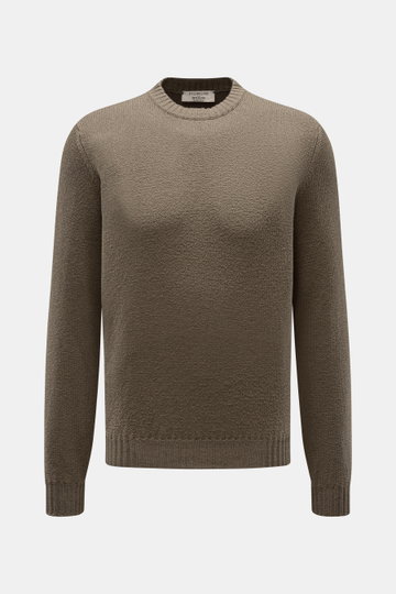Fioroni Rundhalspullover oliv, frontale Nahaufnahme, Slim Fit, reine Baumwolle, weicher Griff, mittelfeines Strickbild, Rundhalsausschnitt, flexible Rippbündchen.