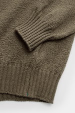 Close-up top-down view of Fioroni Crew neck jumper olive, showing ribbed cuffs and hem in a medium-fine knit pure cotton fabric.

<p>A luxurious basic piece: This crew neck jumper by FIORONI features maximum comfort and a casual cut – for stylish outfits 