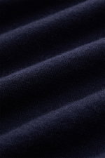 Nahaufnahme des fein gestrickten Stoffes vom Fioroni Cashmere Rundhalspullover navy, reiner Cashmere, weich, Slim Fit, Rundhalsausschnitt.