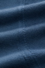 Nahaufnahme des graublauen Fioroni Cashmere Rundhalspullovers, Fokus auf feines Strickbild und weiche, dichte Struktur aus reinem Cashmere.