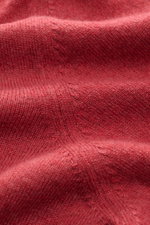 Close-up front view of the Brunello Cucinelli Cashmere Rundhalspullover hellrot, showing fine knit texture and subtle contrast edges. <p>Als vielseitiges Essential bietet dieser luxuriöse Cashmerepullover mit Rundhalsausschnitt von BRUNELLO CUCINELLI nich