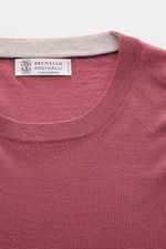 Brunello Cucinelli Rundhalspullover altrosa aus feinstem Wolle-Cashmere-Strick, feinmaschig, Regular Fit, mit schmalen Kontrastkanten, Nahaufnahme von oben.