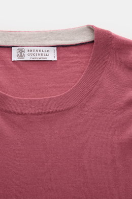 Brunello Cucinelli Rundhalspullover altrosa aus feinstem Wolle-Cashmere-Strick, feinmaschig, Regular Fit, mit schmalen Kontrastkanten, Nahaufnahme von oben.