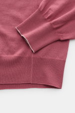 Brunello Cucinelli Rundhalspullover altrosa aus feinem Wolle-Cashmere-Strick, schmale Kontrastkanten, flexible Rippbündchen, Detailaufnahme von Ärmel und Saum.