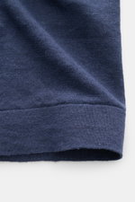 Nahaufnahme des C.P. Company Kurzarmpullover navy aus feinem, weichem Leinenstrick mit elastischem Rippbündchen, fotografiert von der Seite.