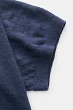 Nahaufnahme des C.P. Company Kurzarmpullovers navy, leichter Leinen-Feinstrick mit elastischen Rippbündchen, Detail von Ärmel und Saum.