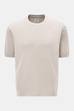 C.P. Company Kurzarmpullover grau, leichter Leinenstrick, Regular Fit, elastische Rippbündchen, kleines Weblabel, frontal fotografiert, feines Strickbild.