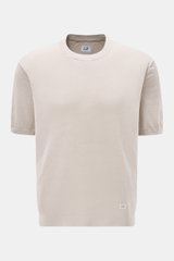 C.P. Company Kurzarmpullover grau, leichter Leinenstrick, Regular Fit, elastische Rippbündchen, kleines Weblabel, frontal fotografiert, feines Strickbild.