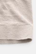C.P. Company Kurzarmpullover grau in Nahaufnahme von unten, feiner Leinenstrick, weicher Griff, Regular Fit, elastische Rippbündchen, Weblabel am Saum.