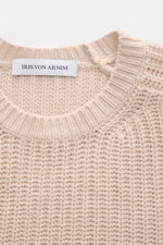 Close-up front view of Iris von Arnim Cashmere Rundhalspullover 'Aurenzo' sand, showing voluminous patent knit, ribbed round neckline, and soft cashmere texture. <p>Kompromisslose Strickqualität – made to last: Der Rundhalspullover 'Aurenzo' vom renommier