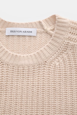 Close-up front view of Iris von Arnim Cashmere Rundhalspullover 'Aurenzo' sand, showing voluminous patent knit, ribbed round neckline, and soft cashmere texture. <p>Kompromisslose Strickqualität – made to last: Der Rundhalspullover 'Aurenzo' vom renommier