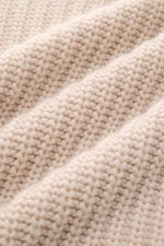 Close-up photo of the Iris von Arnim Cashmere Rundhalspullover 'Aurenzo' sand, showing voluminous patent knit texture from a top angle.

Description: <p>Kompromisslose Strickqualität – made to last: Der Rundhalspullover 'Aurenzo' vom renommierten Hamburge