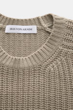 Close-up front view of the Iris von Arnim Cashmere Rundhalspullover 'Aurenzo' salbei, showing voluminous patent knit and ribbed round neckline.

<p>Kompromisslose Strickqualität – made to last: Der Rundhalspullover 'Aurenzo' vom renommierten Hamburger Lab