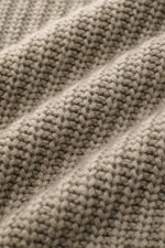 Close-up front view of Iris von Arnim Cashmere Rundhalspullover 'Aurenzo' salbei in voluminous patent knit with soft cashmere texture.

<p>Kompromisslose Strickqualität – made to last: Der Rundhalspullover 'Aurenzo' vom renommierten Hamburger Label IRIS V