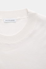 Close-up front view of Iris von Arnim Cashmere-Seide Feinstrick-Rundhalspullover 'Presano' offwhite, featuring a soft cashmere and silk blend with fine piqué texture, regular fit, round neckline, and comfortable ribbed cuffs. <p>Der Rundhalspullover 'Pres