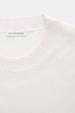 Close-up front view of Iris von Arnim Cashmere-Seide Feinstrick-Rundhalspullover 'Presano' offwhite, featuring a soft cashmere and silk blend with fine piqué texture, regular fit, round neckline, and comfortable ribbed cuffs. <p>Der Rundhalspullover 'Pres