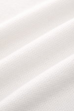 Close-up front view of Iris von Arnim Cashmere-Seide Feinstrick-Rundhalspullover 'Presano' offwhite showing fine piqué texture and soft fabric. Der Rundhalspullover 'Presano' zeigt den Luxus von IRIS VON ARNIM in seiner leichtesten Form: Cashmere und Seid