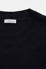 Iris von Arnim Cashmere-Seide Feinstrick-Rundhalspullover 'Presano' navy shown from a close-up top-down perspective, highlighting the fine piqué texture, round neckline, and ribbed collar; features a mix of cashmere and silk for a very soft feel, regular 
