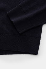Close-up side view of the navy Iris von Arnim Cashmere-Seide Feinstrick-Rundhalspullover 'Presano' sleeve and hem, showing its fine piqué structure, soft cashmere-silk blend, regular fit, round neckline, and comfortable ribbed cuffs. <p>Der Rundhalspullov