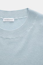 Close-up top-down view of the Iris von Arnim Cashmere-Seide Feinstrick-Rundhalspullover 'Presano' hellblau, showing light blue fine piqué knit, round neckline, and ribbed collar. Der Rundhalspullover 'Presano' zeigt den Luxus von IRIS VON ARNIM in seiner 