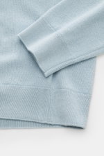 Close-up top view of Iris von Arnim Cashmere-Seide Feinstrick-Rundhalspullover 'Presano' hellblau showing fine piqué texture, ribbed cuffs, and hem. <p>Der Rundhalspullover 'Presano' zeigt den Luxus von IRIS VON ARNIM in seiner leichtesten Form: Cashmere 