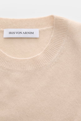 Close-up top view of Iris von Arnim Cashmere-Seide Rundhalspullover 'Amiro' beige, featuring a round neckline, fine knit, soft texture, and ribbed cuffs. <p>Der Rundhalspullover 'Amiro' bringt den Luxus von IRIS VON ARNIM auf den Punkt: Cashmere und Seide