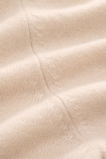 Close-up, top-down view of Iris von Arnim Cashmere-Seide Rundhalspullover 'Amiro' beige showcasing soft, fine knit texture and subtle stitching details. <p>Der Rundhalspullover 'Amiro' bringt den Luxus von IRIS VON ARNIM auf den Punkt: Cashmere und Seide 