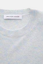 Close-up front view of Iris von Arnim Cashmere-Seide Rundhalspullover 'Amiro' pastellblau meliert, soft cashmere-silk blend with fine knit, round neckline, ribbed cuffs, regular fit, luxury lightweight sweater perfect for denim or wool trousers. <p>Der Ru