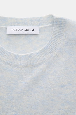 Close-up front view of Iris von Arnim Cashmere-Seide Rundhalspullover 'Amiro' pastellblau meliert, soft cashmere-silk blend with fine knit, round neckline, ribbed cuffs, regular fit, luxury lightweight sweater perfect for denim or wool trousers. <p>Der Ru