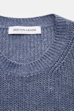 Close-up top-down view of Iris von Arnim Crew neck jumper 'Leovan' smoky blue mottled, showing voluminous brioche knit in linen-cotton blend.

<p>A luxurious knitwear essential: With its voluminous brioche knit in the finest linen-cotton blend, this crew 