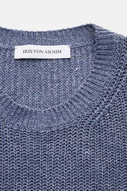Close-up top-down view of Iris von Arnim Crew neck jumper 'Leovan' smoky blue mottled, showing voluminous brioche knit in linen-cotton blend.

<p>A luxurious knitwear essential: With its voluminous brioche knit in the finest linen-cotton blend, this crew 