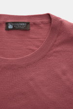 Nahaufnahme des Colombo Kurzarmpullovers altrosa aus reiner Kid Wool mit Rundhalsausschnitt, Rippbündchen, Regular Fit, sehr weichem Griff.