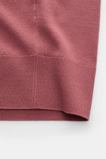Nahaufnahme des Saums eines Colombo Kurzarmpullover altrosa aus reiner Kid Wool mit Rippbündchen, Regular Fit und Rundhalsausschnitt, fotografiert von unten.