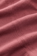 Nahaufnahme des Colombo Kurzarmpullovers altrosa aus reiner, feiner Kid Wool mit weichem Griff, Regular Fit, Rundhalsausschnitt und Rippbündchen.