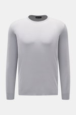 Colombo Rundhalspullover rauchblau, frontal fotografiert, aus exklusiver Kid Wool mit Rundhalsausschnitt, Regular Fit und weichen Rippbündchen.