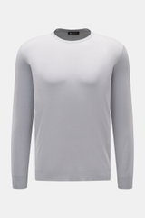 Colombo Rundhalspullover rauchblau, frontal fotografiert, aus exklusiver Kid Wool mit Rundhalsausschnitt, Regular Fit und weichen Rippbündchen.