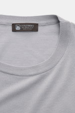 Nahe Aufnahme des Colombo Rundhalspullover rauchblau aus exklusiver Kid Wool mit Rundhalsausschnitt, weichem Griff und Rippbündchen.