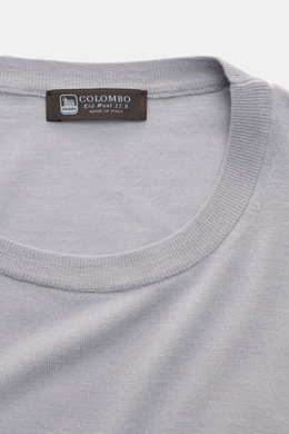 Nahe Aufnahme des Colombo Rundhalspullover rauchblau aus exklusiver Kid Wool mit Rundhalsausschnitt, weichem Griff und Rippbündchen.